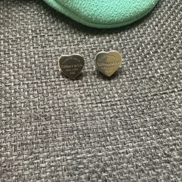 Tiffany & Co return to Tiffany heart earrings - Picture 2 of 5